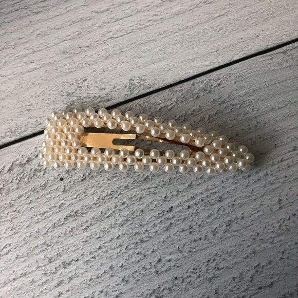 Oversized Faux Pearl Hair Clip in Gold 🌟 - Picture 3 of 7